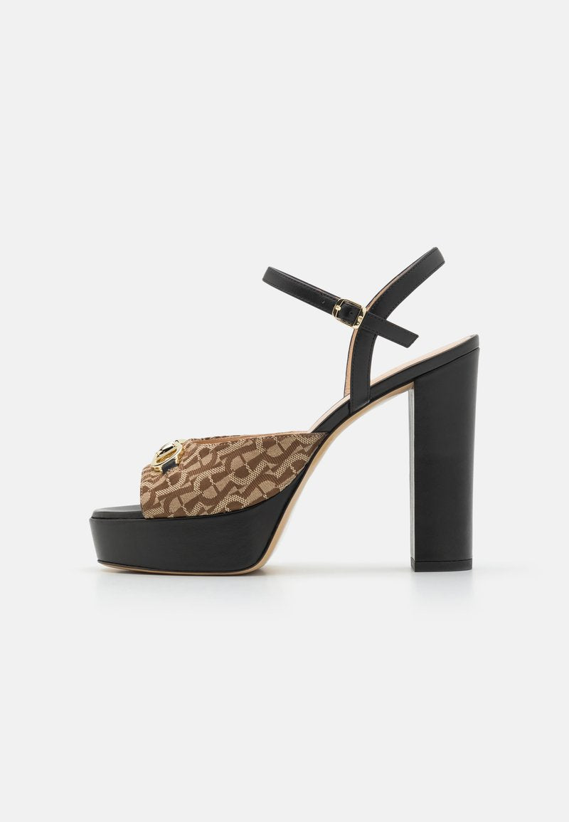 Schwarze Plattform-Stiletto-Sandale mit einem strukturierten braunen Textil-Obermaterial, versehen mit einem dekorativen goldenen Akzent und einem verstellbaren Knöchelriemen.
