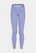 Hoch taillierte hellviolette Nike Pro Leggings mit Logo am Taillenbund und kleinem weißen Swoosh nahe dem linken Knöchel.