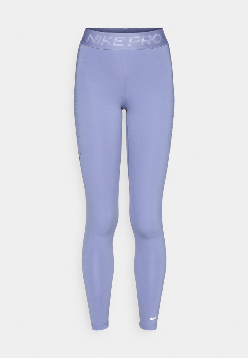 Hoch taillierte hellviolette Nike Pro Leggings mit Logo am Taillenbund und kleinem weißen Swoosh nahe dem linken Knöchel.