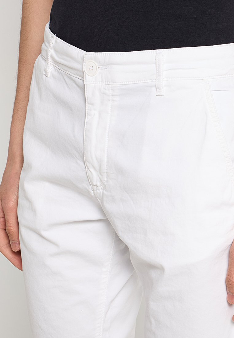KARL LAGERFELD Shorts Media 4