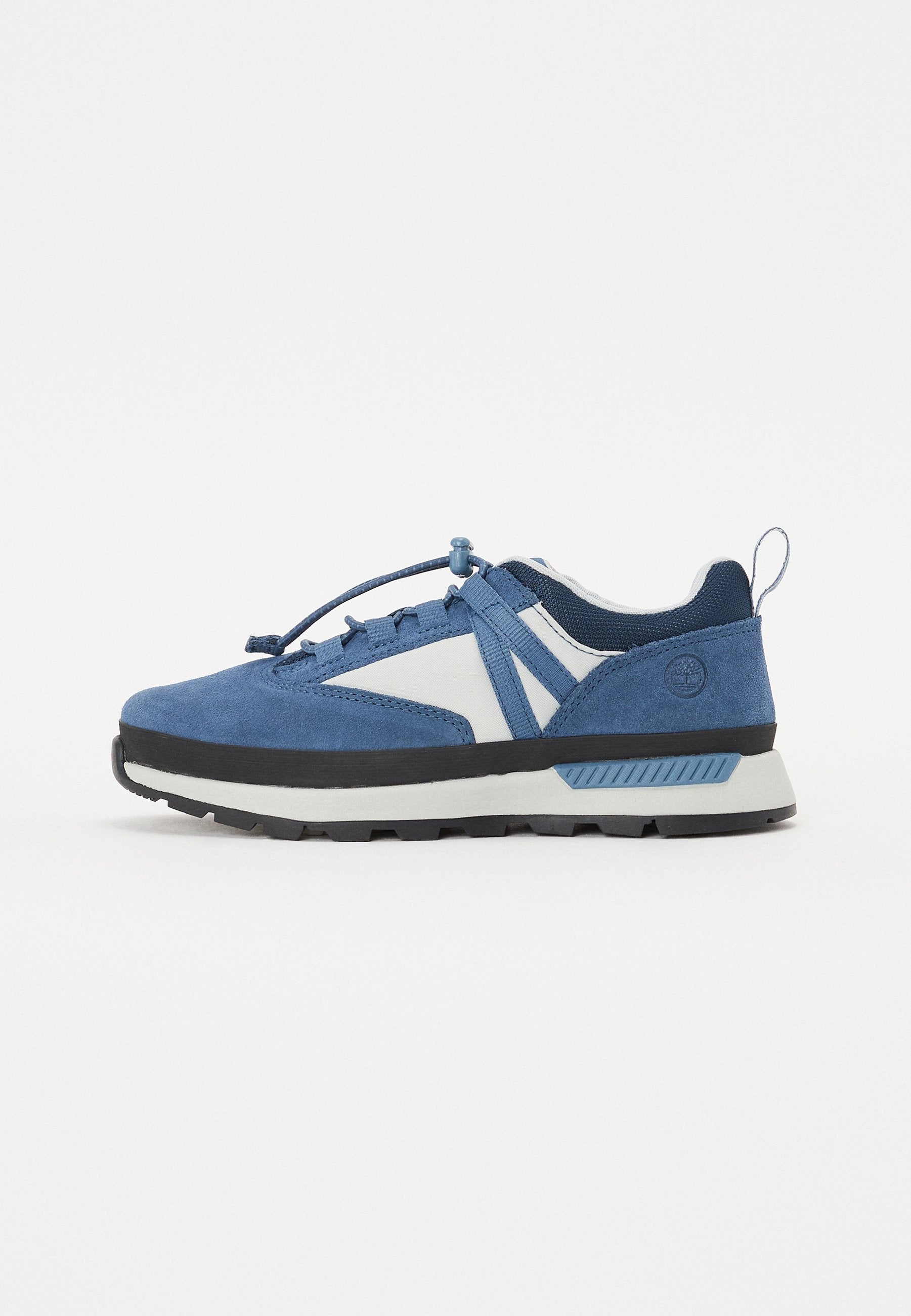 Blaue Wildleder- und Textilsneaker mit weißen Akzenten, einem Schnürzugverschluss, einer robusten schwarzen Sohle und einem seitlichen Markenlogo.