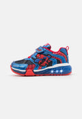 Rote und blaue Turnschuhe mit einem Spider-Man-Design, aus Mesh- und Synthetikmaterialien, mit einem Klettverschluss und leuchtenden Sohlenakzenten.