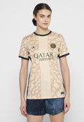 Beige Sporttrikot mit leichtem Camouflage-Muster, schwarzen Akzenten, Rundhalsausschnitt, Jordan-Logo und großem "QATAR AIRWAYS"-Schriftzug auf der Brust.