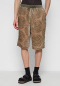 Braun und grün gemusterte Shorts mit elastischem Bund und Kordelzug, ausgestattet mit Seitentaschen und einem lockeren Schnitt. Strukturiertem Stoff.
