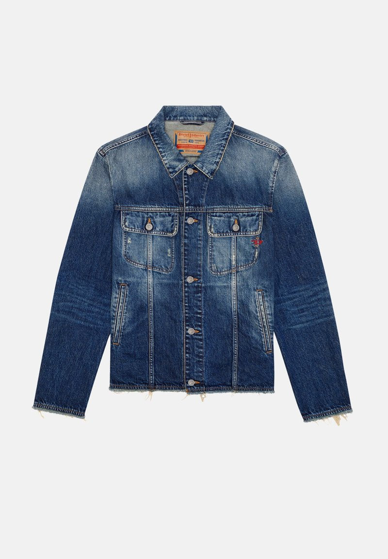 Männerjeansjacke aus verblasstem blauem Denim mit Knopfverschluss, zwei aufgesetzten Brusttaschen, Seitentaschen sowie fransigem Saum und Ärmeln.