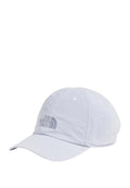 Weißes Baseballcap aus leichtem Material mit abgerundetem Oberteil und gebogenem Schirm. Enthält ein gesticktes Logo auf der Vorderseite.
