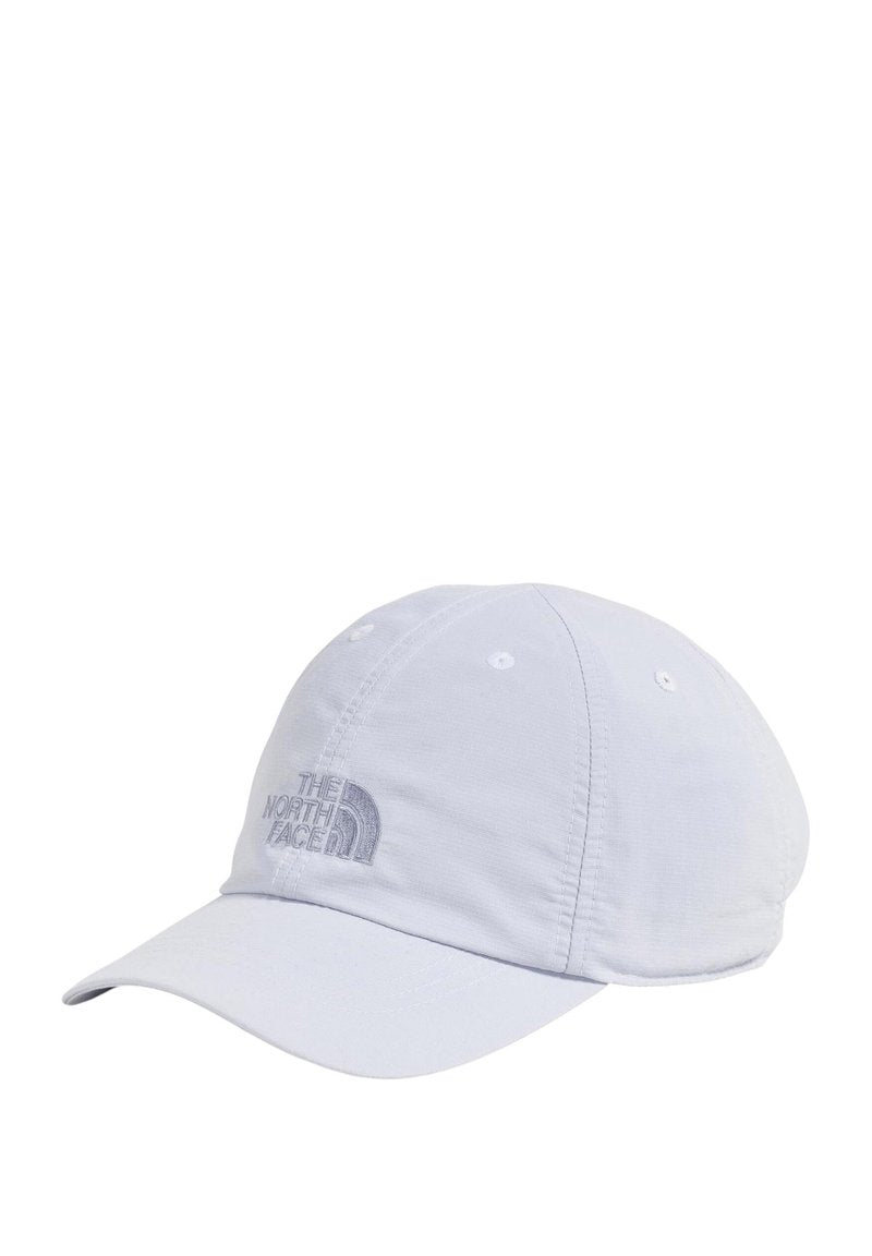 Weißes Baseballcap aus leichtem Material mit abgerundetem Oberteil und gebogenem Schirm. Enthält ein gesticktes Logo auf der Vorderseite.