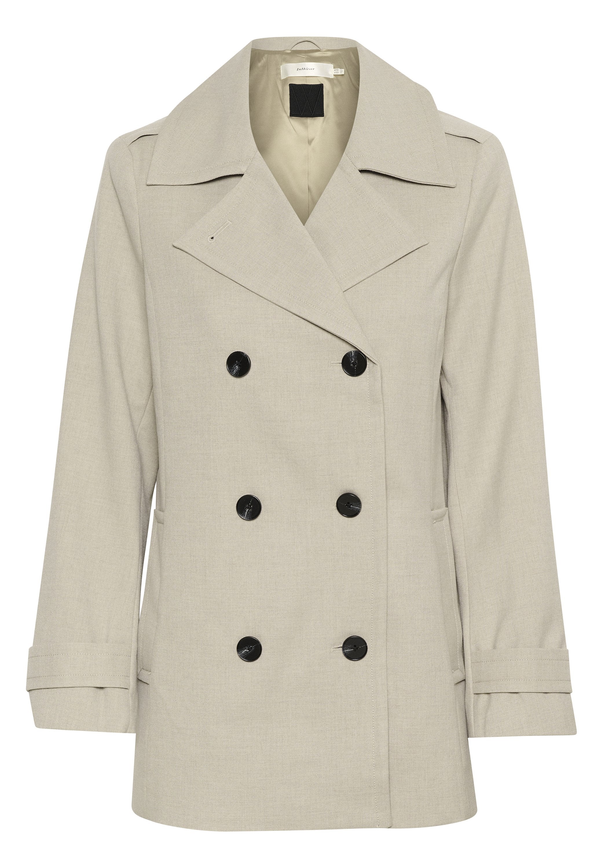 Beige doppelt-knopfbarer Mantel aus strukturiertem Stoff, mit breitem Kragen, schwarzen Knöpfen und Seitentaschen.