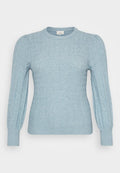 Hellblauer, gestrickter Pullover mit welligem Texturmuster, langen Puffärmeln, gerippten Bündchen und rundem Halsausschnitt.
