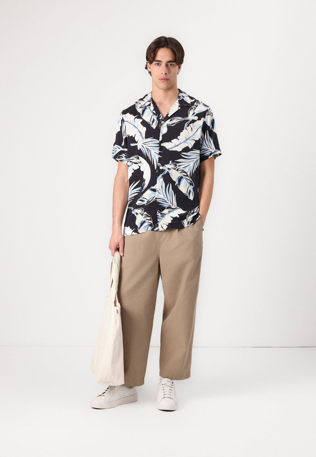 LIGHTWEIGHT LEAF SHIRT UNISEX Media 4
