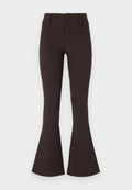Braune ausgestellte Hosen aus elastischem Stoff. Sie haben eine hohe Taille mit zwei Knöpfen und eine glatte Textur. Keine Muster oder Verzierungen.