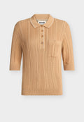 Beige gestricktes Kurzarm-Poloshirt mit strukturierten vertikalen Mustern, Brusttasche, Knopfleiste und kontrastierendem weißen Besatz am Kragen.