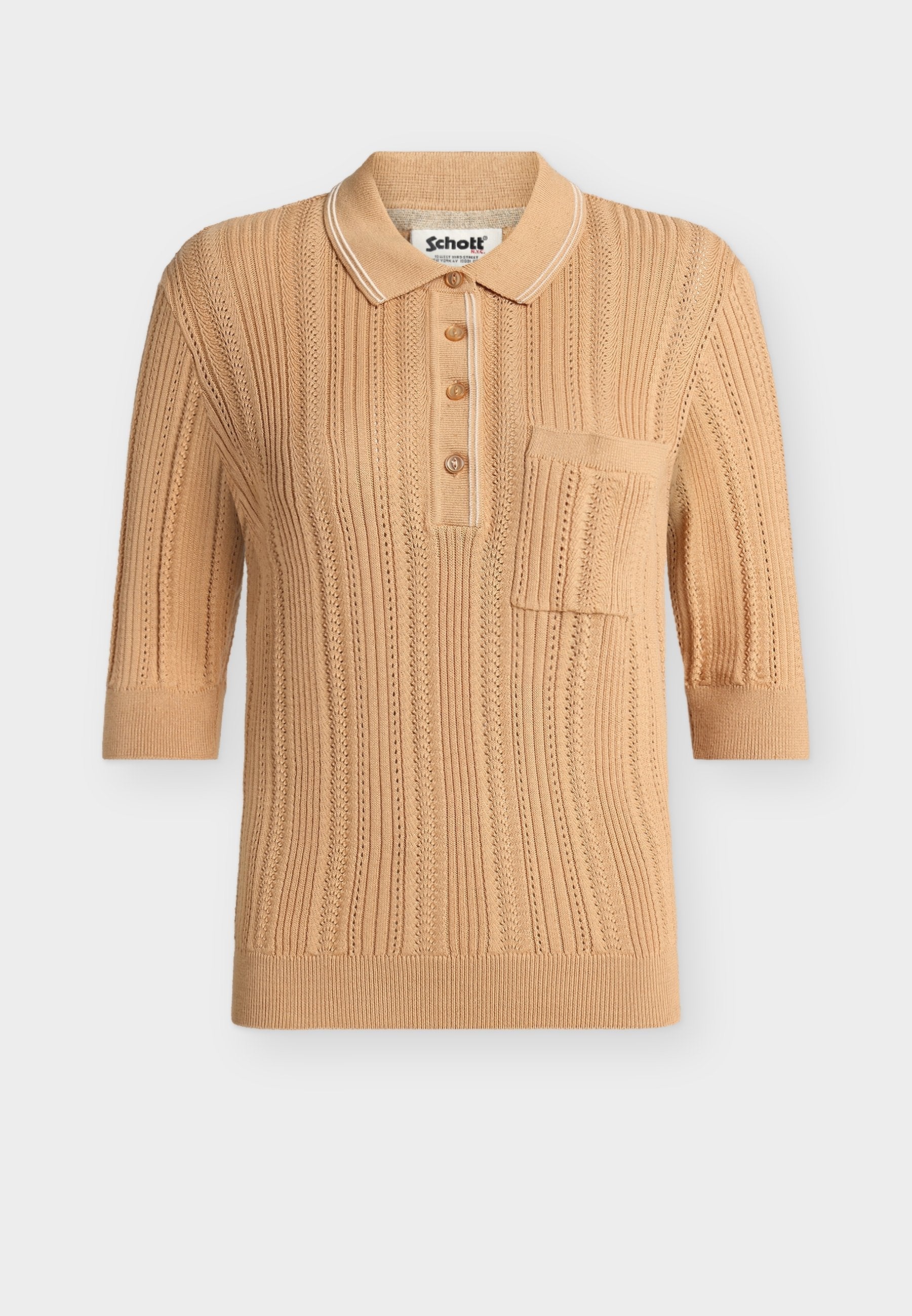 Beige gestricktes Kurzarm-Poloshirt mit strukturierten vertikalen Mustern, Brusttasche, Knopfleiste und kontrastierendem weißen Besatz am Kragen.