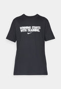 Schwarzes Baumwoll-T-Shirt mit weißem Text, der "GEWINNEN BEGINNT MIT TRAINING" lautet. Nike-Logo unter dem Text. Design mit Rundhalsausschnitt.