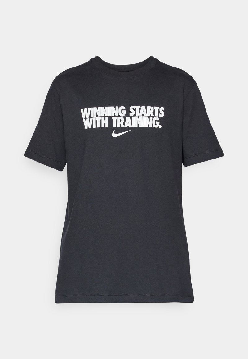 Schwarzes Baumwoll-T-Shirt mit weißem Text, der "GEWINNEN BEGINNT MIT TRAINING" lautet. Nike-Logo unter dem Text. Design mit Rundhalsausschnitt.