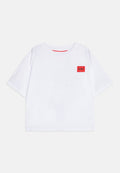 Weißes T-Shirt mit kurzen Ärmeln aus Baumwolle, mit einem roten rechteckigen Logo-Patch, das auf der linken Brust "HUGO" sagt. Mit Rundhalsausschnitt.