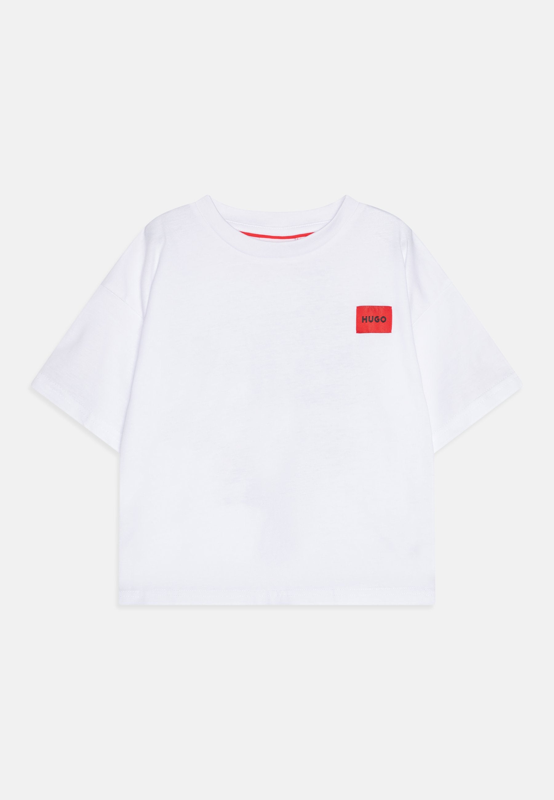 Weißes T-Shirt mit kurzen Ärmeln aus Baumwolle, mit einem roten rechteckigen Logo-Patch, das auf der linken Brust "HUGO" sagt. Mit Rundhalsausschnitt.