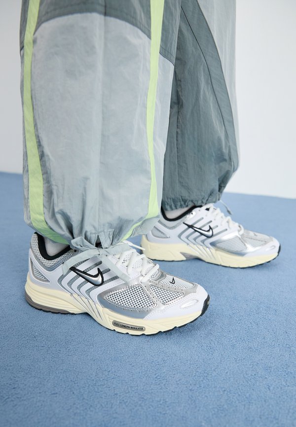 Nike Sportswear AIR PEGASUS 2005 - Trainers - white/metallic silver/coconut milk/black