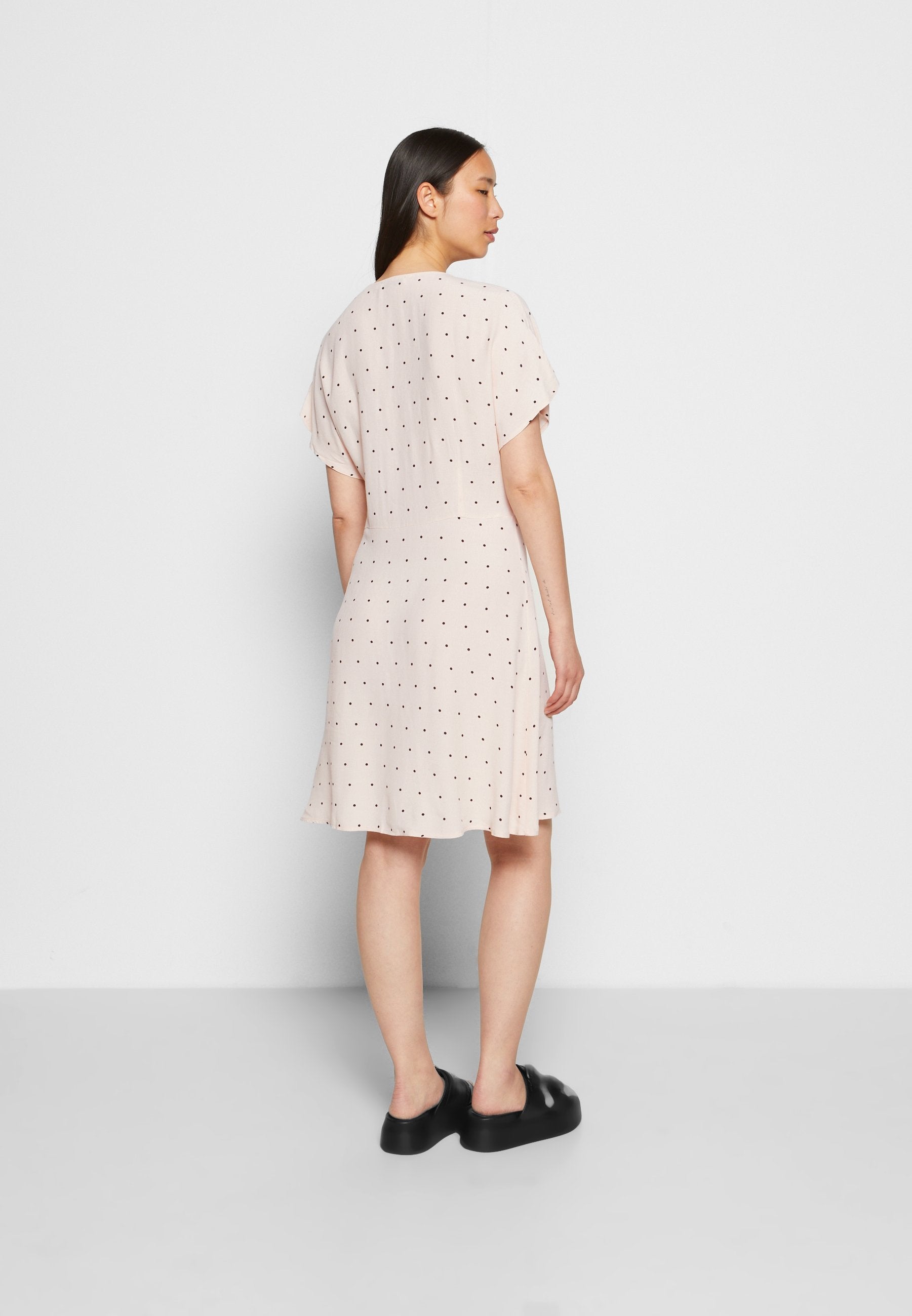 NA-KD BUTTON FRONT DRESS