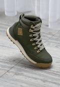 Grüne Wanderschuhe mit einem strukturierten Stoffobermaterial, Gummisohle, metallischen Ösen und grauen Schnürsenkeln. Verfügt über ein Logo-Patch an der Seite.