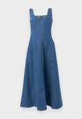 Ärmelloses blaues Jeans-Maxikleid mit breiten Schulterträgern und figurbetontem Oberteil, das in einen ausgestellten A-Linien-Rock übergeht.