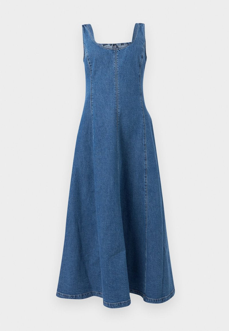 Ärmelloses blaues Jeans-Maxikleid mit breiten Schulterträgern und figurbetontem Oberteil, das in einen ausgestellten A-Linien-Rock übergeht.