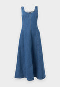 Ärmelloses blaues Jeans-Maxikleid mit breiten Schulterträgern und figurbetontem Oberteil, das in einen ausgestellten A-Linien-Rock übergeht.