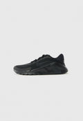 Schwarzer Nike Laufschuh mit Mesh-Obermaterial, Schnürdesign, gepolsterter Sohle und Nike Swoosh-Logo an der Seite, im Profil auf einem weißen Hintergrund dargestellt.
