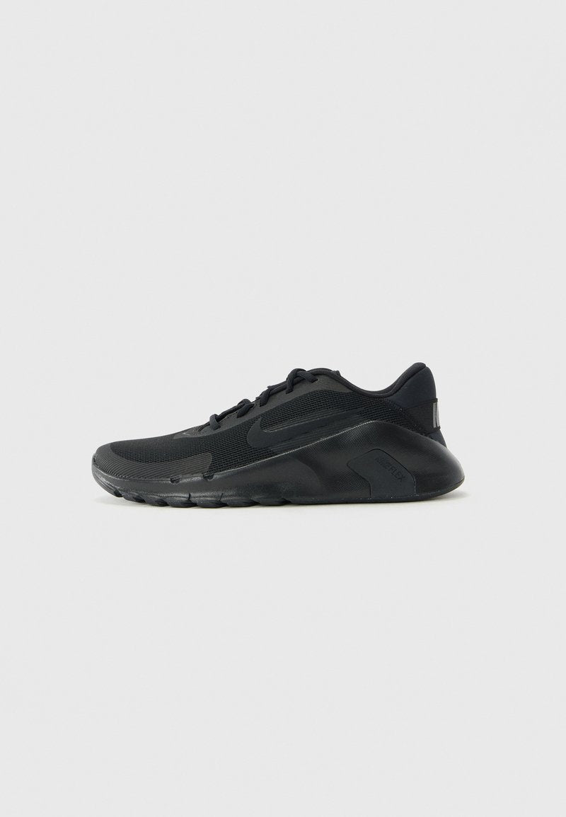 Schwarzer Nike Laufschuh mit Mesh-Obermaterial, Schnürdesign, gepolsterter Sohle und Nike Swoosh-Logo an der Seite, im Profil auf einem weißen Hintergrund dargestellt.
