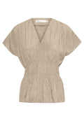 Beige, kurzärmliges Oberteil mit V-Ausschnitt und geraffter Taille. Hergestellt aus strukturiertem Stoff, mit sanften Falten und einem lockeren Schnitt.