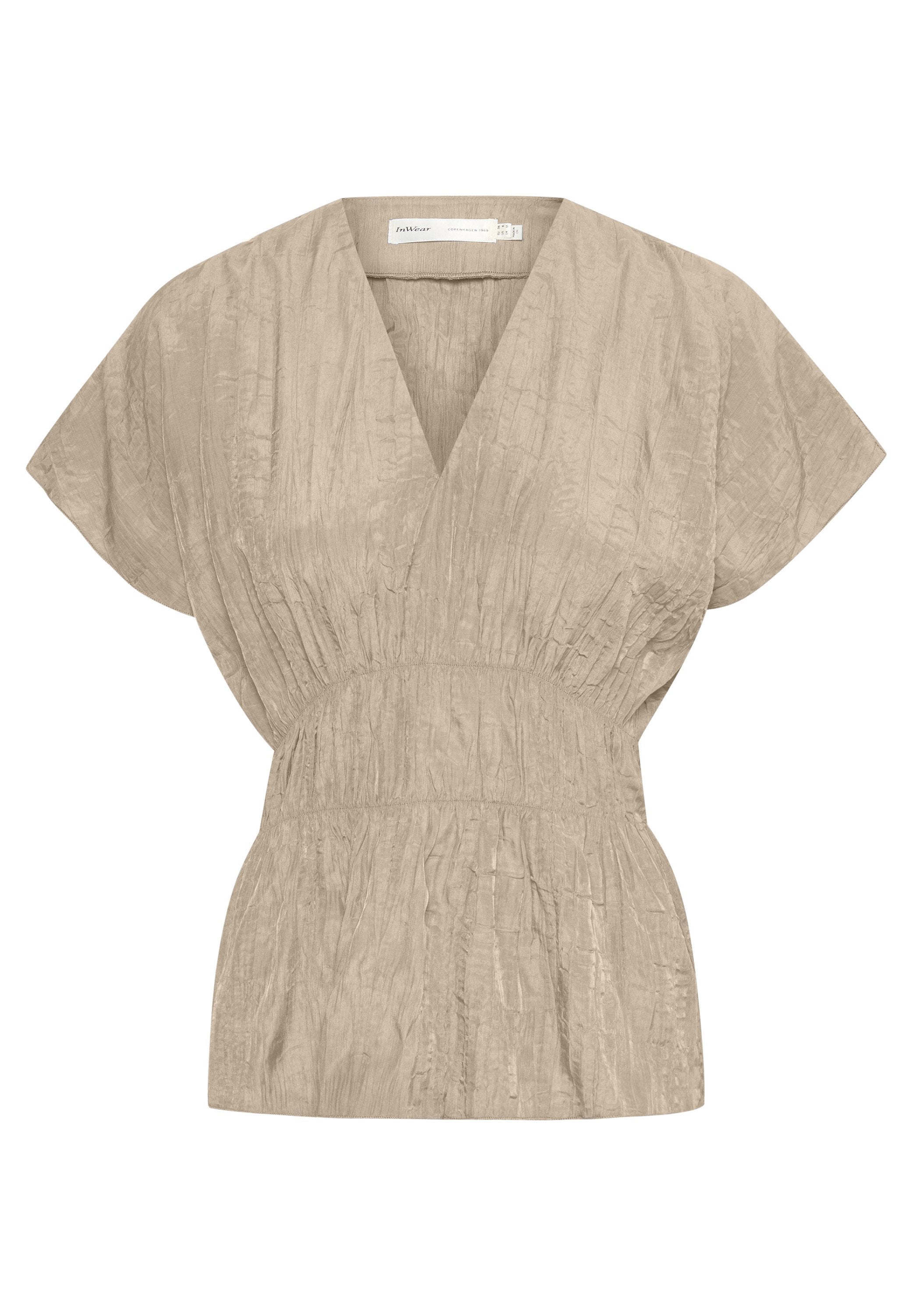 Beige, kurzärmliges Oberteil mit V-Ausschnitt und geraffter Taille. Hergestellt aus strukturiertem Stoff, mit sanften Falten und einem lockeren Schnitt.