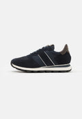 Marineblaues Sneaker mit Obermaterial aus Wildleder und Mesh, weißen gestreiften Akzenten, gepolstertem Kragen und runder Gummisohle. Verfügt über eine Schnürverschluss.
