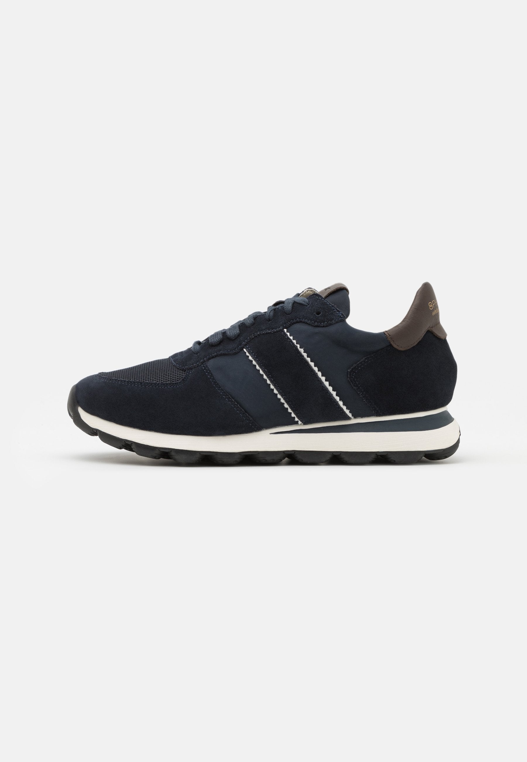 Marineblaues Sneaker mit Obermaterial aus Wildleder und Mesh, weißen gestreiften Akzenten, gepolstertem Kragen und runder Gummisohle. Verfügt über eine Schnürverschluss.