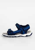Marineblaue Sandalen mit einem gemusterten Textil-Obermaterial und verstellbaren Riemen. Leichte Sohle mit einem strukturierten Fußbett und weißen Sohlenakzenten.