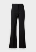 Schwarze ausgestellte Hose aus glattem Stoff, mit hoher Taille, vorderen Bügelfalten und sauberem Saumabschluss.