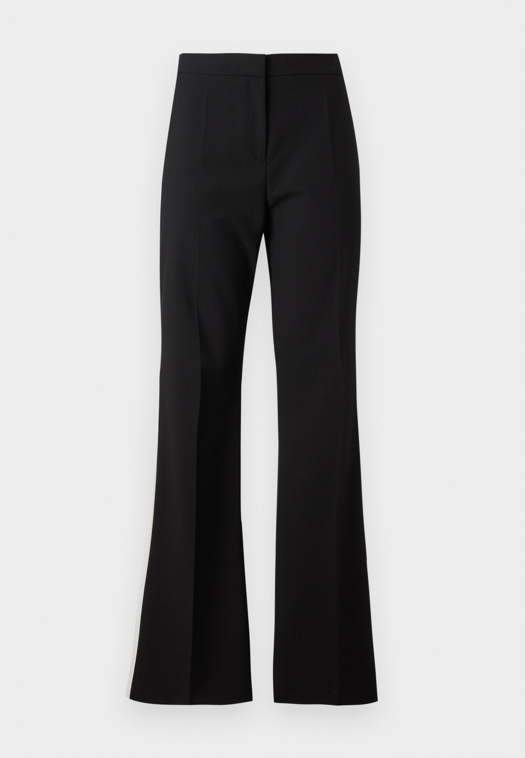 Schwarze ausgestellte Hose aus glattem Stoff, mit hoher Taille, vorderen Bügelfalten und sauberem Saumabschluss.