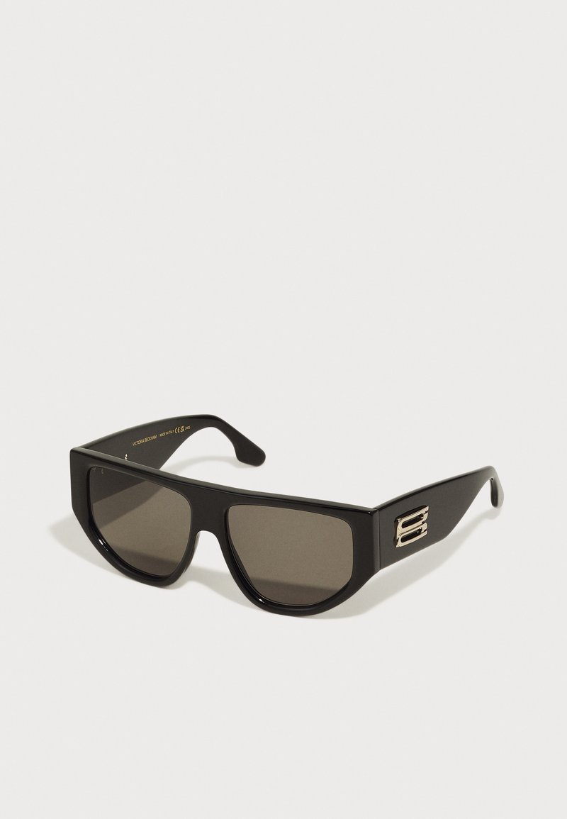 Schwarze Sonnenbrille mit einem auffälligen rechteckigen Rahmen. Verfügt über dunkle Gläser und ein goldfarbenes Metallakzent an den Schläfen. Glatte Kunststoffoberfläche.