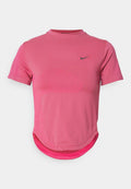 Rosa sportliche Kurzarmshirt mit rundem Ausschnitt, das ein strukturiertes Muster auf der Vorderseite und ein schwarzes Nike-Logo aufweist.
