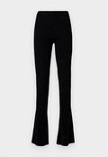 Schwarze, gerippte, ausgestellte Hose aus Strick, die eine strukturierte Oberfläche mit kleinen schimmernden Punkten aufweist und für eine figurbetonte Silhouette konzipiert ist.