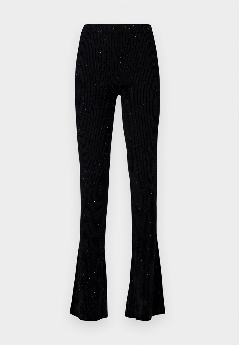 Schwarze, gerippte, ausgestellte Hose aus Strick, die eine strukturierte Oberfläche mit kleinen schimmernden Punkten aufweist und für eine figurbetonte Silhouette konzipiert ist.