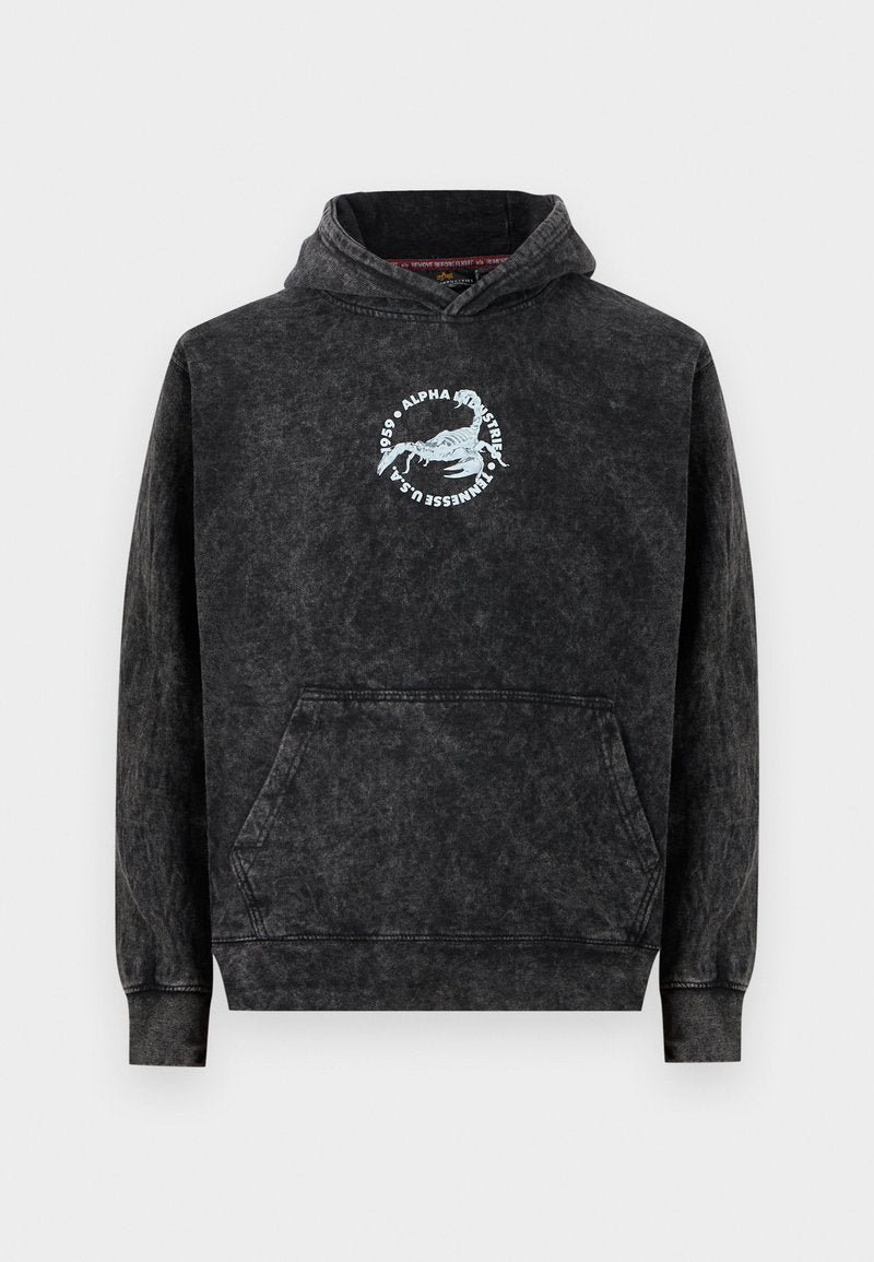 Schwarz gefärbter Hoodie mit Kängurutasche vorne, versehen mit einem weißen Skorpion-Logo und dem Schriftzug "Alpha Industries Tennessee U.S.A." auf der Brust.