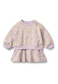 Hellviolettes Langarmshirt mit gesammeltem Peplum, bedruckt mit gelben Gänseblümchen, und mit gerippten Bündchen sowie Halsausschnitt mit Knopfdetails.