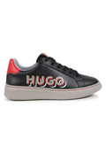Schwarze Leder-Sneaker mit grauem Futter, roten Akzenten und prominentem "HUGO"-Logo in Weiß und Rot. Ausstattung mit flachen schwarzen Schnürsenkeln und strukturiertem Gummisole.