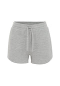 Graue Baumwollshorts mit lockerer Passform, elastischem Bund und verstellbarem Kordelzug. Geschmeidige Textur, einfaches Design und keine zusätzlichen Muster.