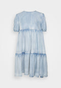 Blaues Denimkleid mit kurzen Puffärmel, gestuften Design und gerafftem Taillenbereich. Weicher Stoff, knielang und mit rundem Ausschnitt.