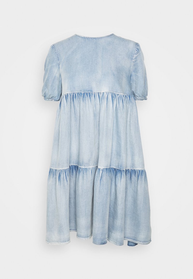 Blaues Denimkleid mit kurzen Puffärmel, gestuften Design und gerafftem Taillenbereich. Weicher Stoff, knielang und mit rundem Ausschnitt.