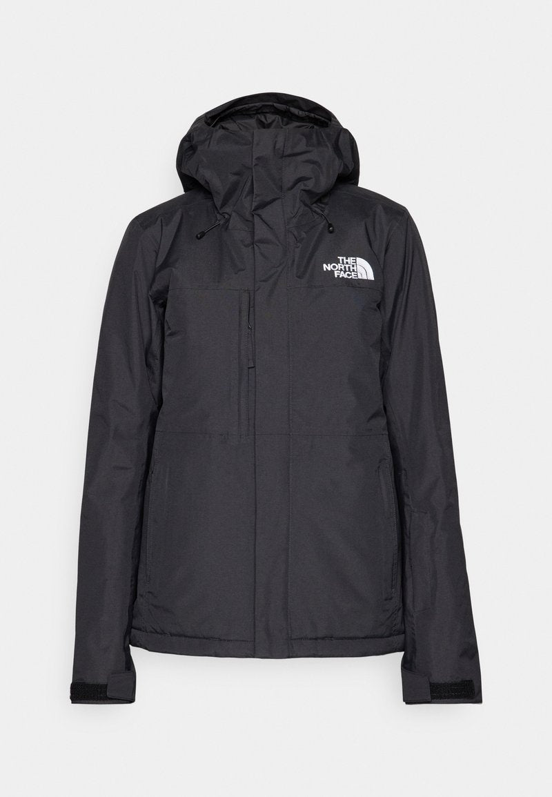 Schwarze wasserdichte Jacke mit verstellbarer Kapuze, zwei mit Reißverschluss versehenen Taschen und Belüftung. Mit Logo auf der Brust und elastischen Bündchen für einen sicheren Sitz.