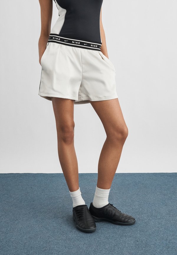 Nike Sportswear Shorts - light bone/black