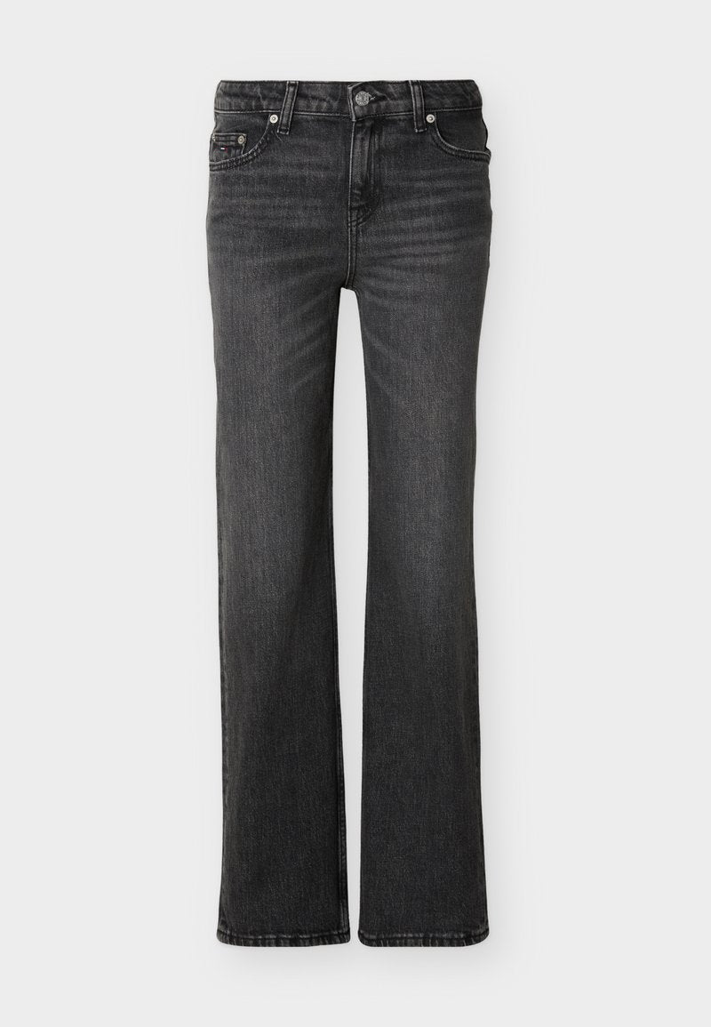 Schwarze Bootcut-Jeans mit vorderen Taschen, Gürtelschlaufen und dezenten verblassten Details im Stoff.