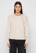 Zopfmuster-Pullover in Hellbeige mit rundem Ausschnitt und langen Ärmeln. Strukturiertes Design mit gerippten Bündchen und Saum.